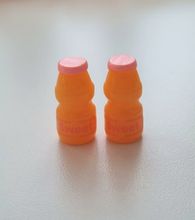 2 st miniatyrer, miniflaskor till dockskåp, tittskåp (rosa kork)