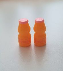 2 st miniatyrer, miniflaskor till dockskåp, tittskåp (rosa kork)