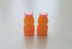 2 st miniatyrer, miniflaskor till dockskåp, tittskåp (rosa kork)