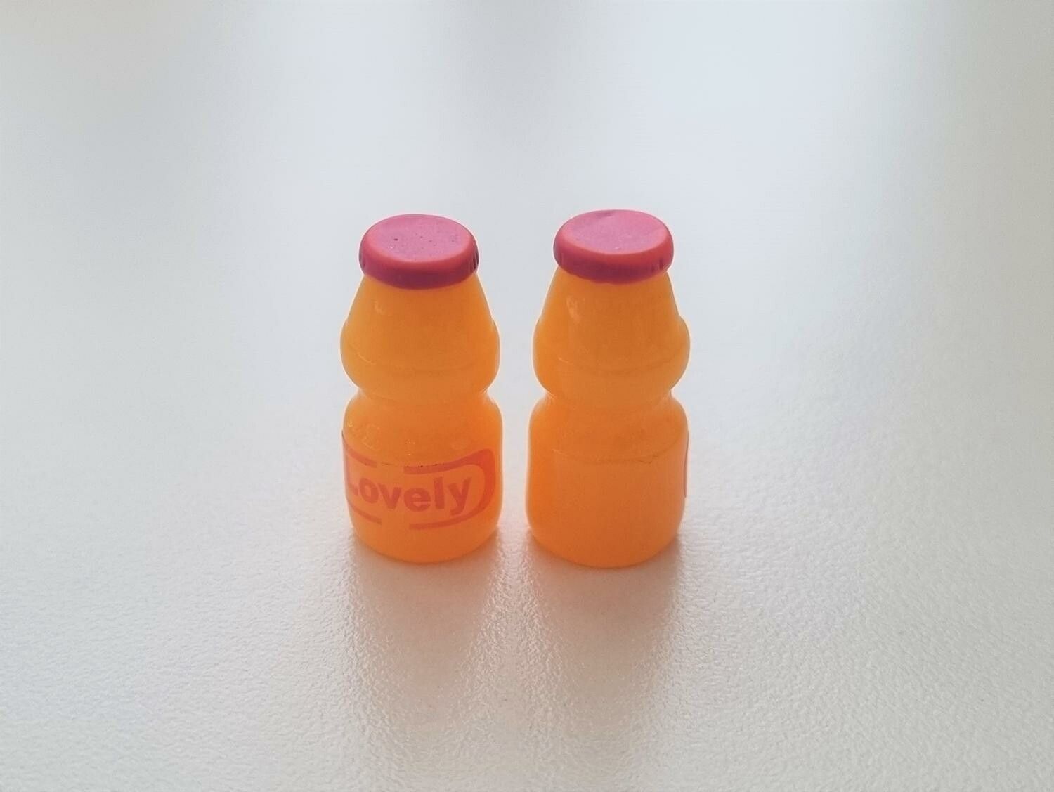 2 st miniatyrer, miniflaskor till dockskåp, tittskåp (lila kork)