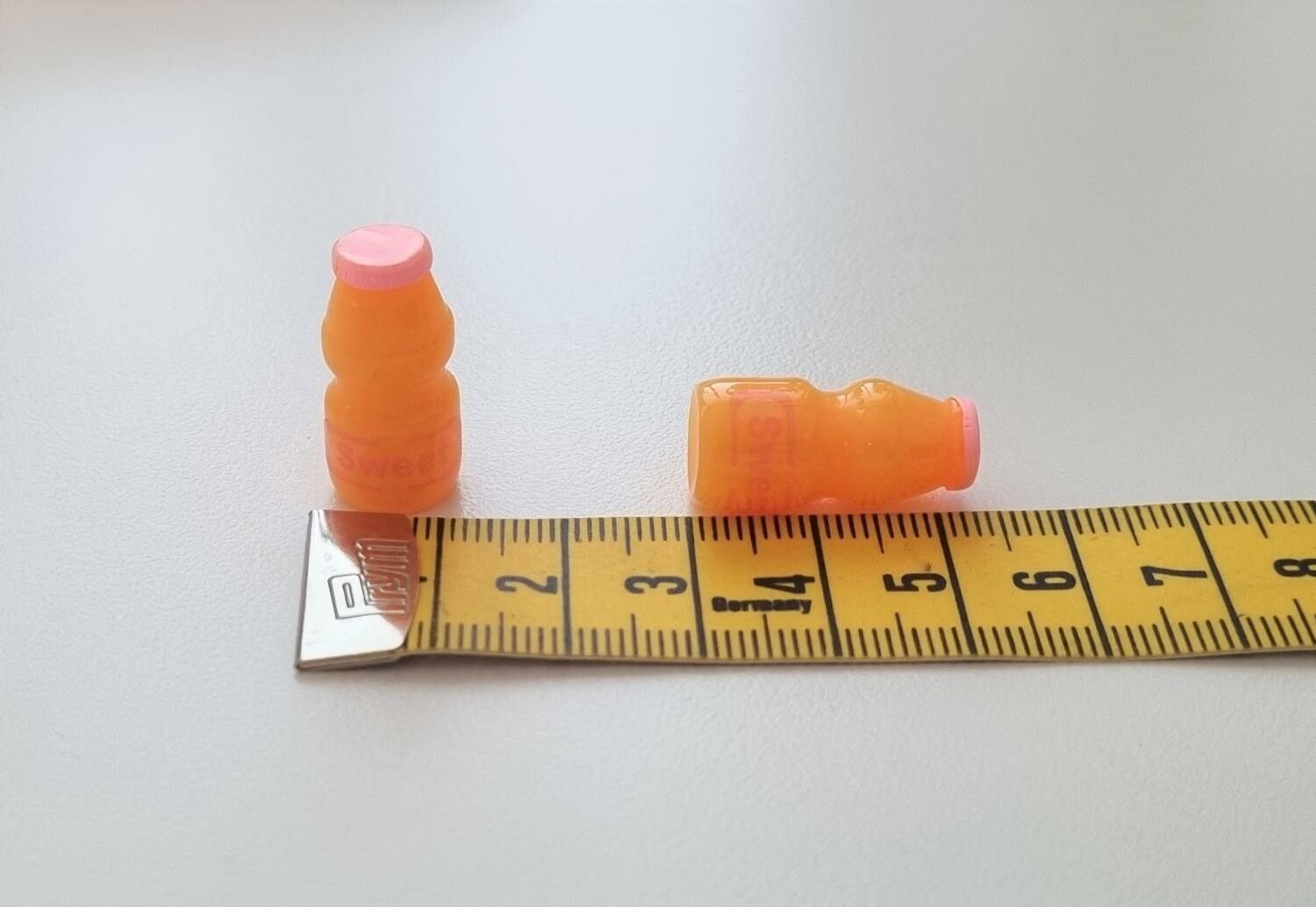 2 st miniatyrer, miniflaskor till dockskåp, tittskåp (rosa kork)