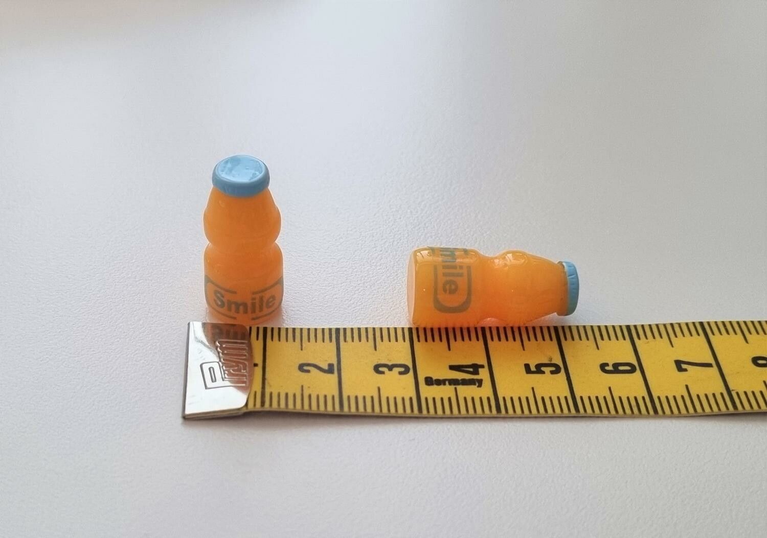 2 st miniatyrer, miniflaskor till dockskåp, tittskåp (blå kork)