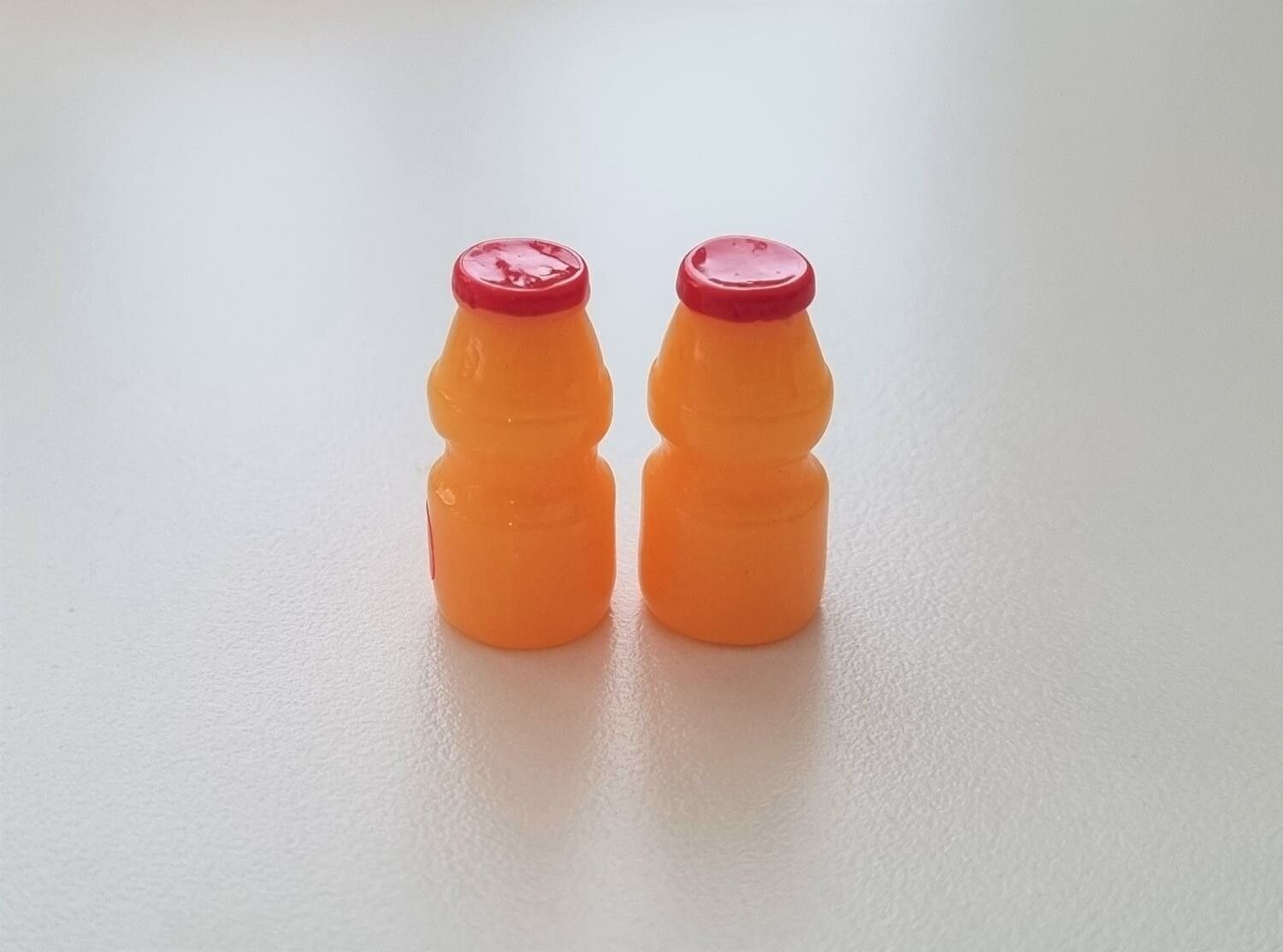 2 st miniatyrer, miniflaskor till dockskåp, tittskåp (röd kork)