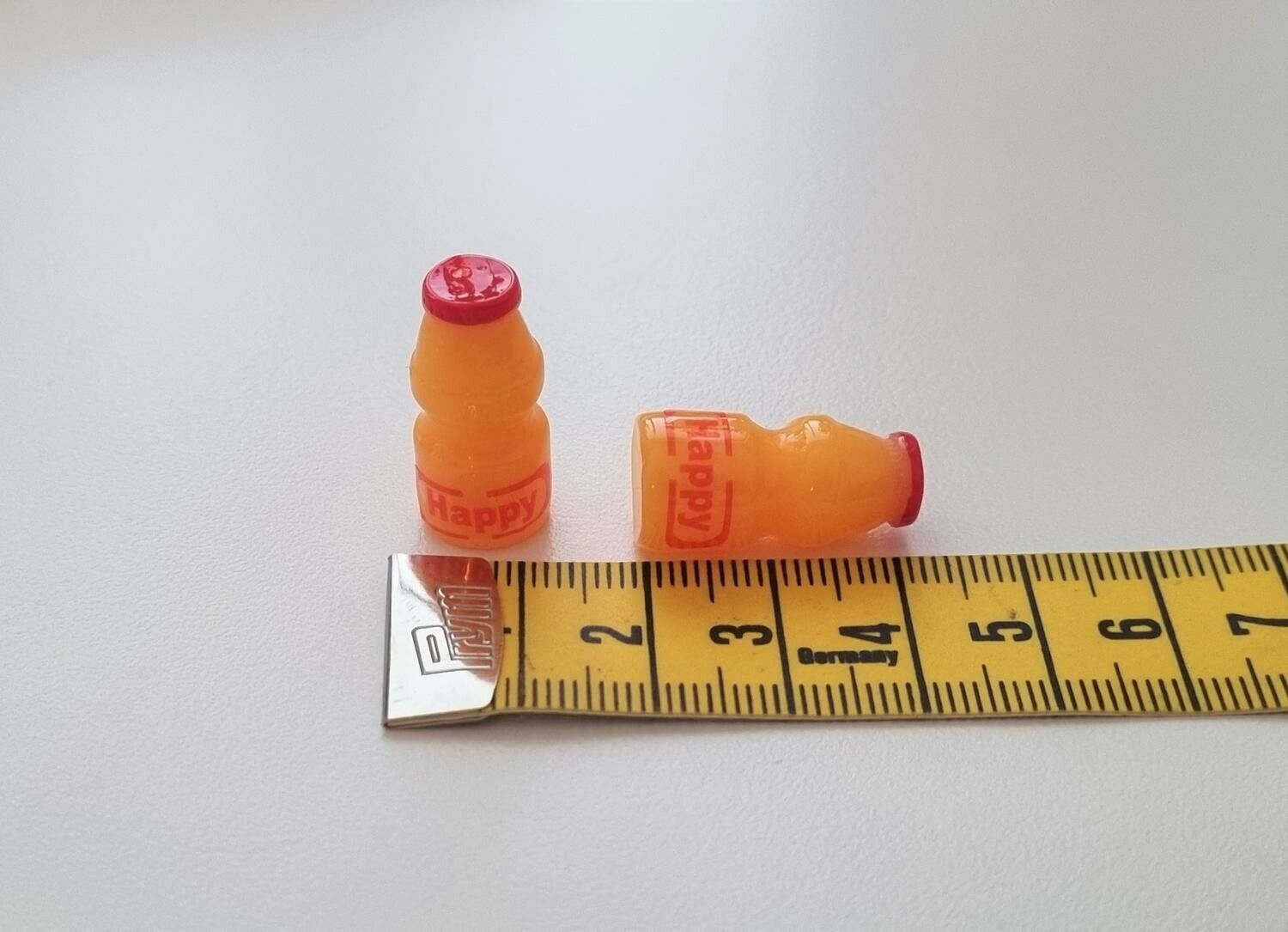 2 st miniatyrer, miniflaskor till dockskåp, tittskåp (röd kork)