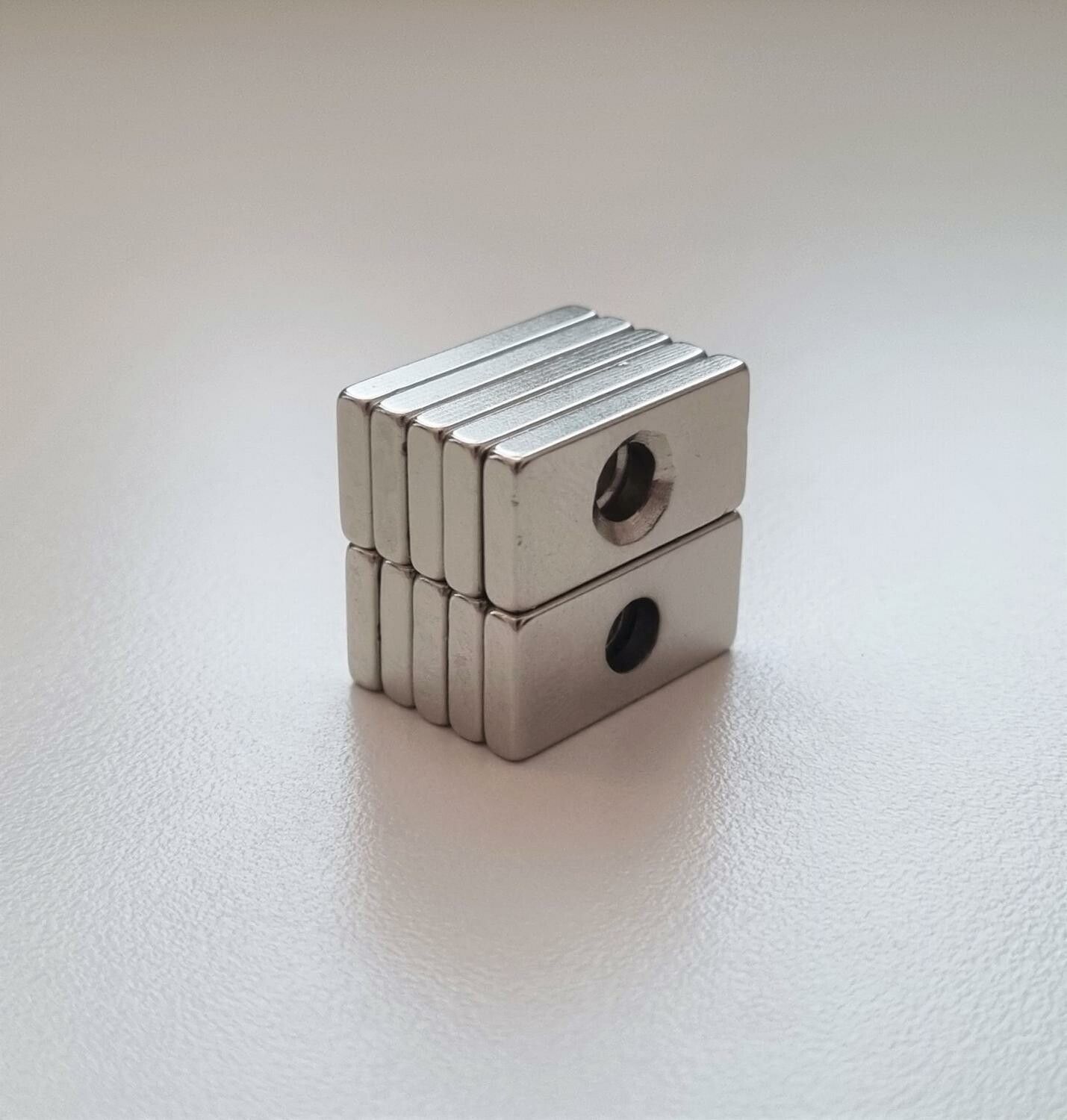 10 st Neodymium magneter (20x10x3-4 mm) fyrkantiga magneter med hål