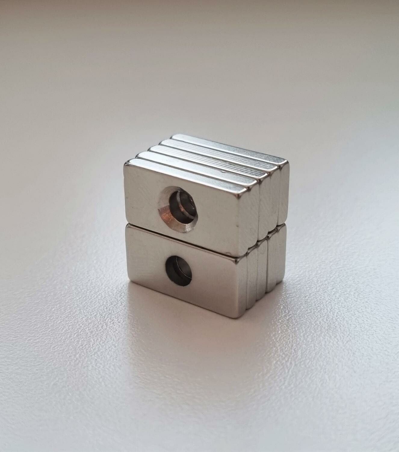 10 st Neodymium magneter (20x10x3-4 mm) fyrkantiga magneter med hål
