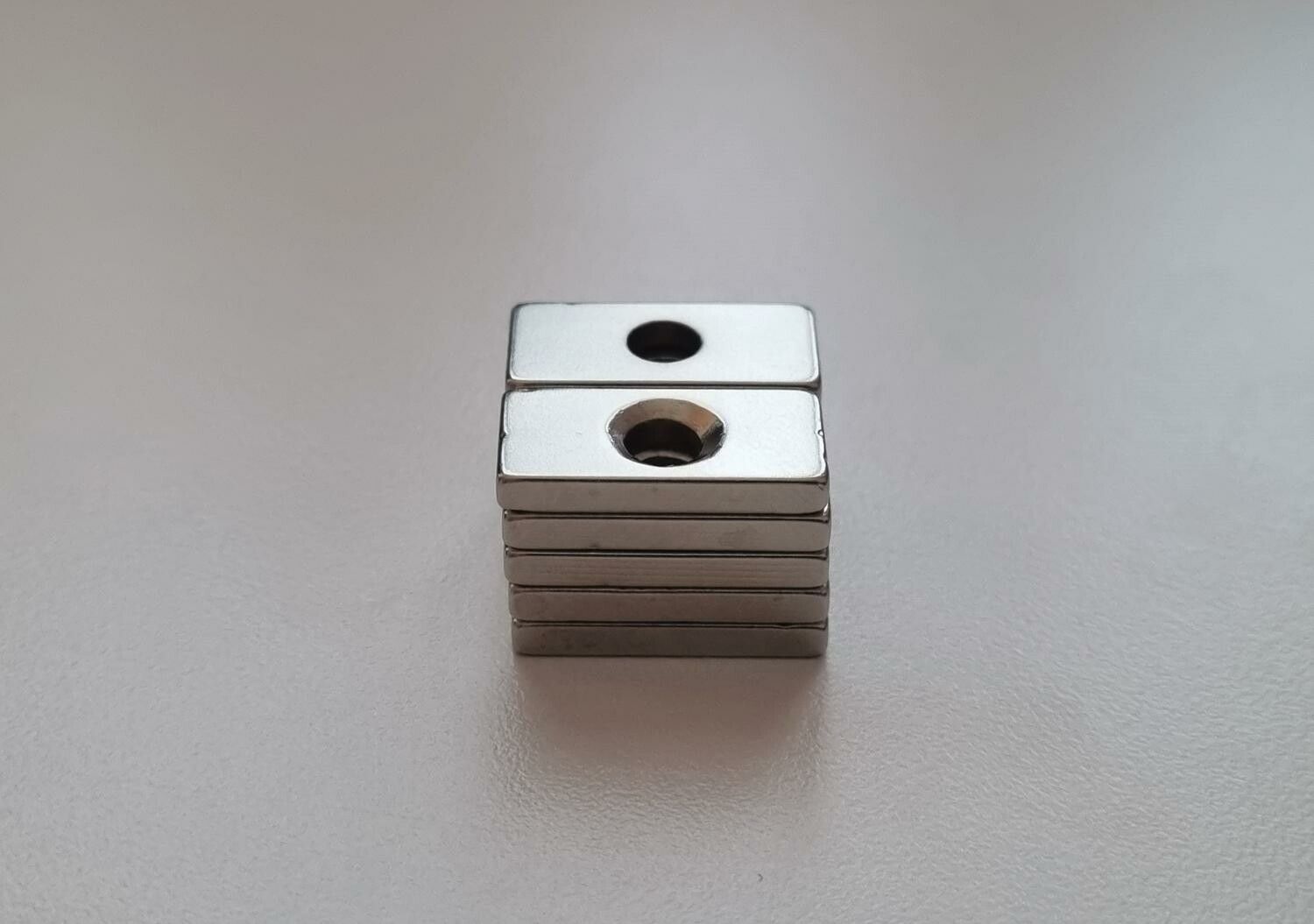 10 st Neodymium magneter (20x10x3-4 mm) fyrkantiga magneter med hål