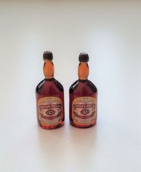 2 st miniatyrer, whiskyflaskor, miniflaskor till dockskåp, tittskåp (2 st)