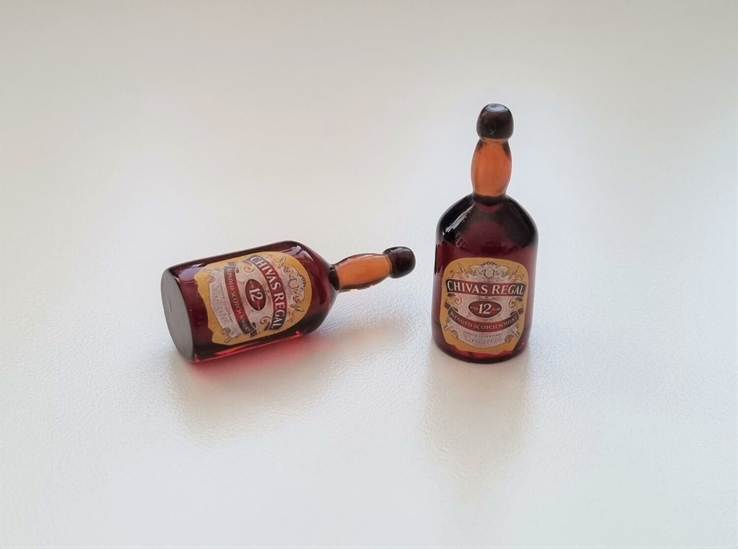 2 st miniatyrer, whiskyflaskor, miniflaskor till dockskåp, tittskåp (2 st)