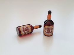 2 st miniatyrer, whiskyflaskor, miniflaskor till dockskåp, tittskåp (2 st)