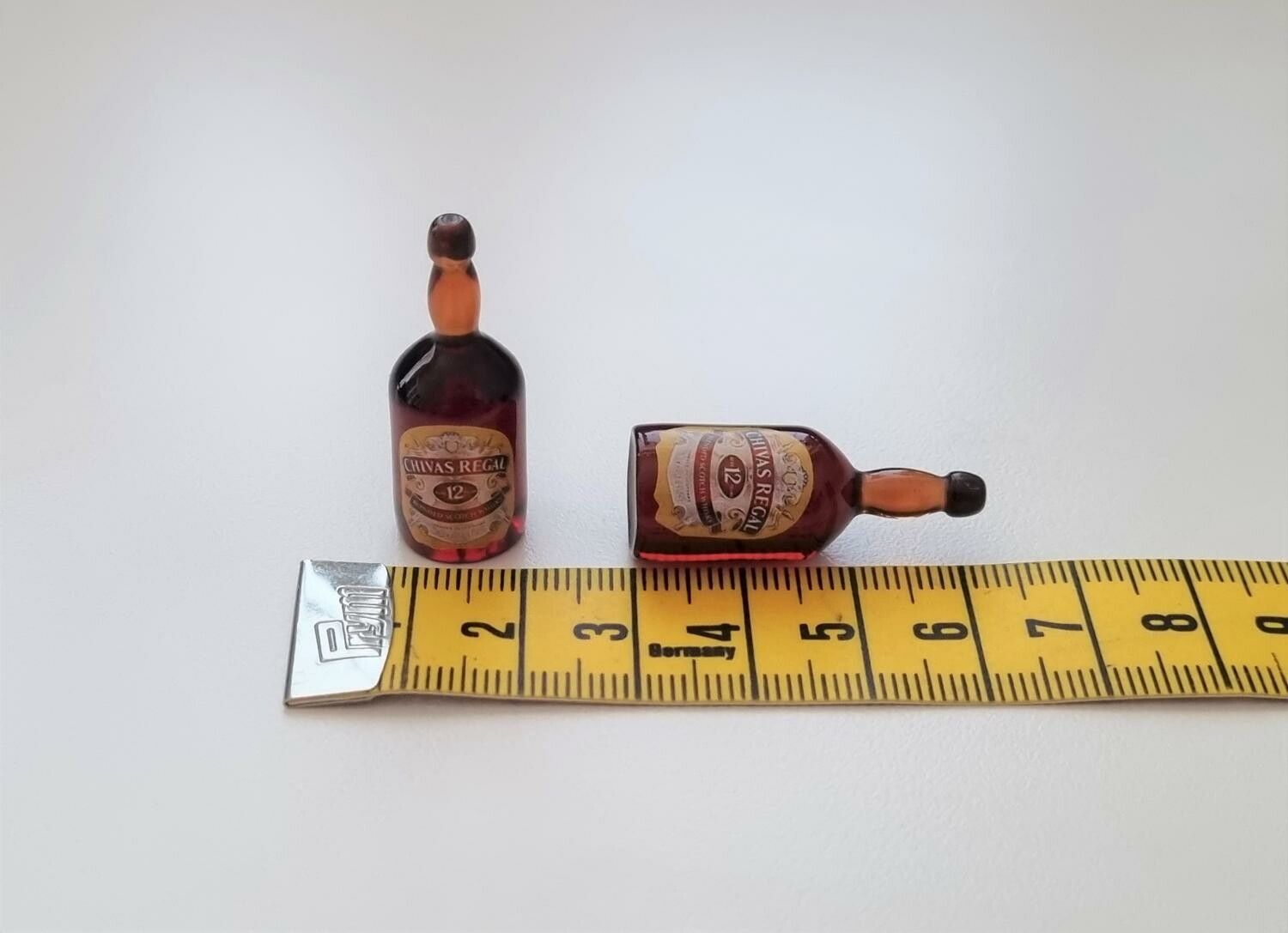 2 st miniatyrer, whiskyflaskor, miniflaskor till dockskåp, tittskåp (2 st)