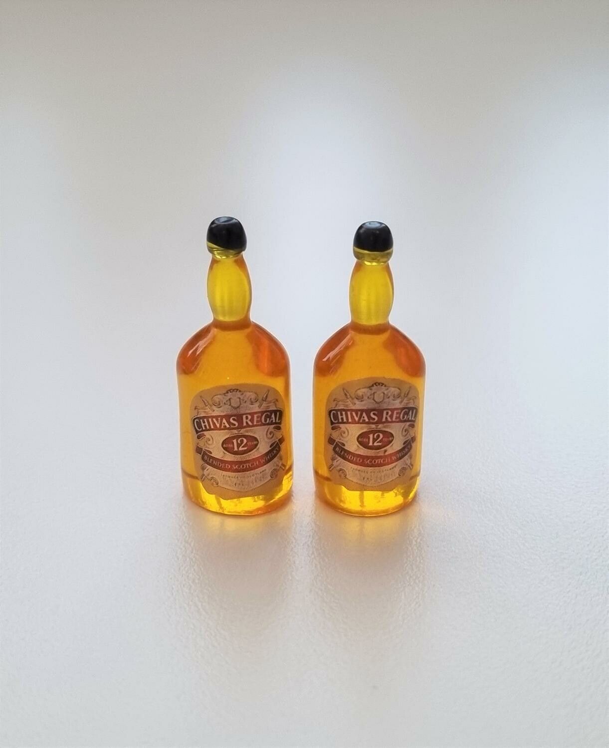 2 st miniatyrer, whiskyflaskor, miniflaskor till dockskåp, tittskåp (2 st)