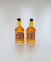 2 st miniatyrer, whiskyflaskor, miniflaskor till dockskåp, tittskåp (2 st)