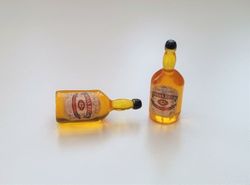 2 st miniatyrer, whiskyflaskor, miniflaskor till dockskåp, tittskåp (2 st)