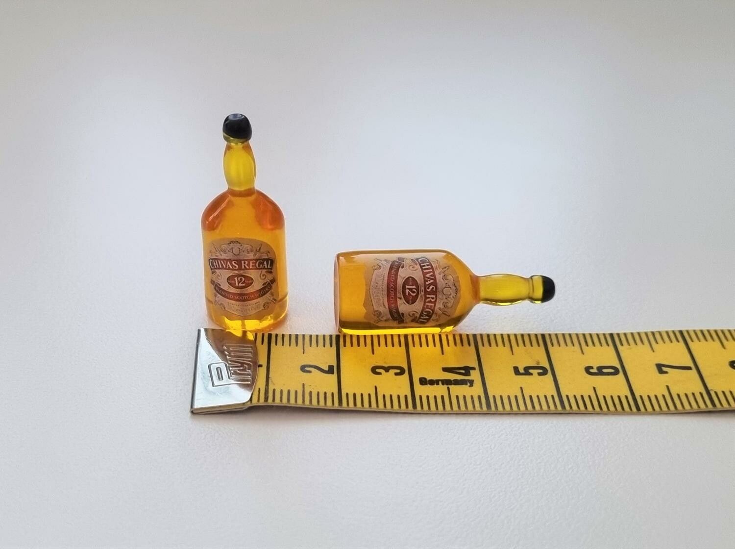 2 st miniatyrer, whiskyflaskor, miniflaskor till dockskåp, tittskåp (2 st)