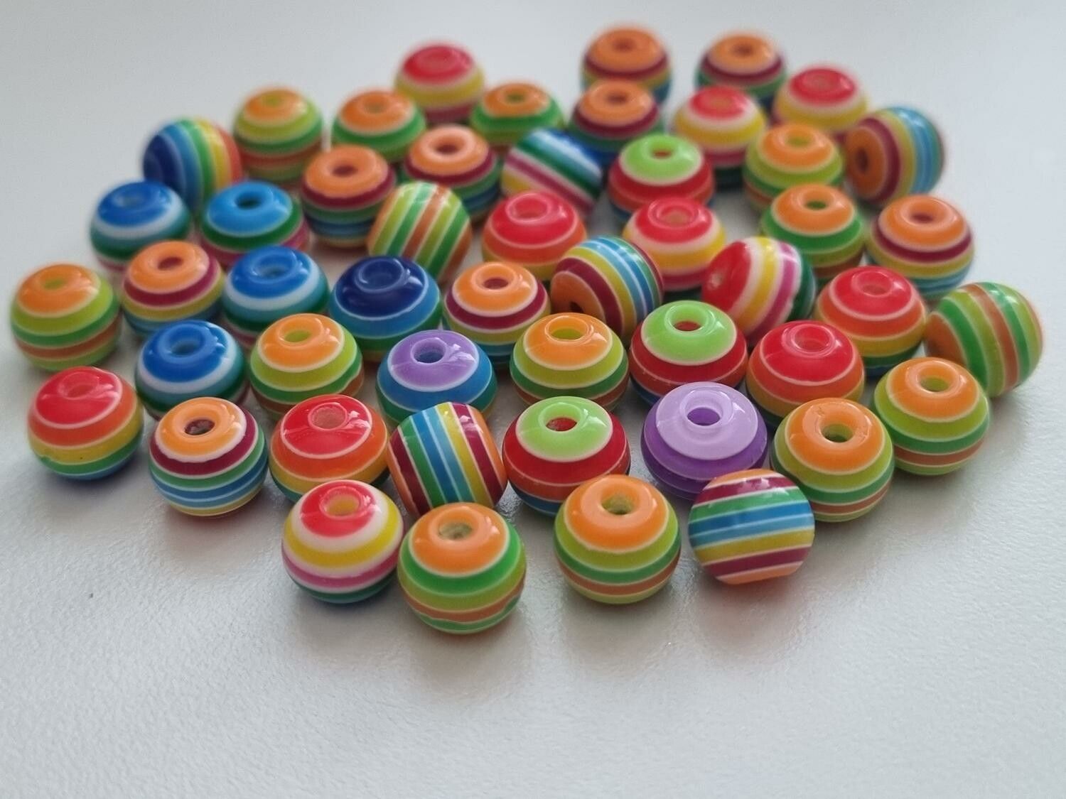 50 st pärlor i varierande vackra färger (8 mm)