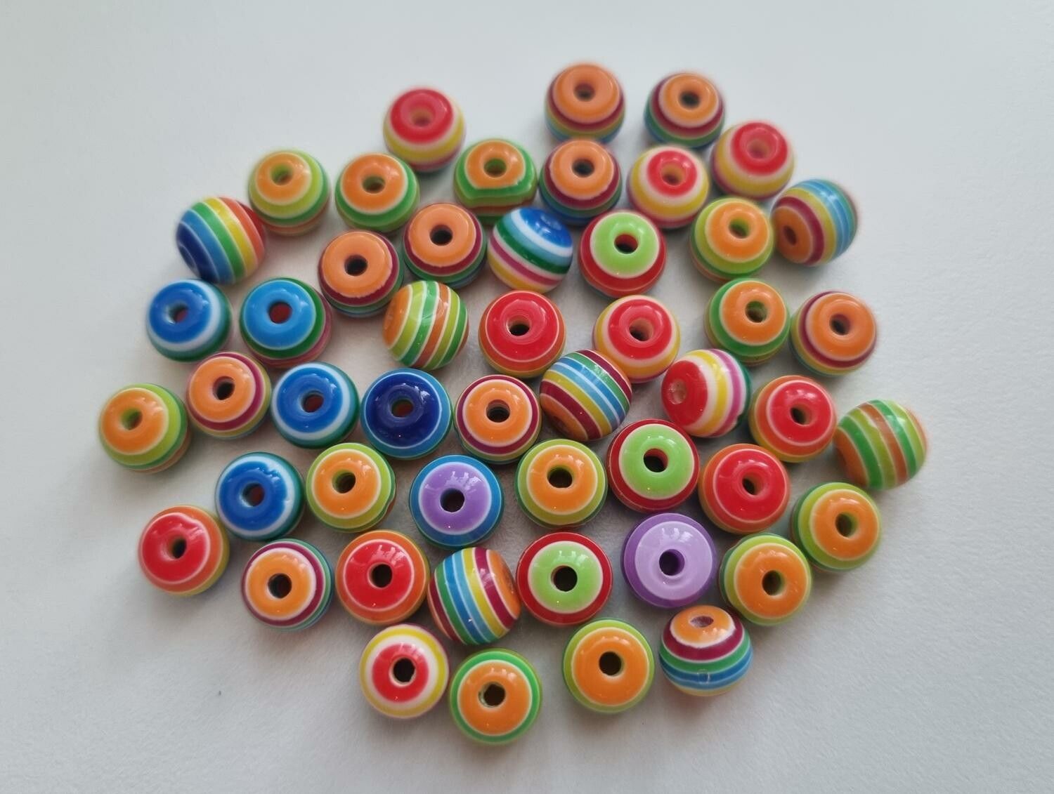 50 st pärlor i varierande vackra färger (8 mm)