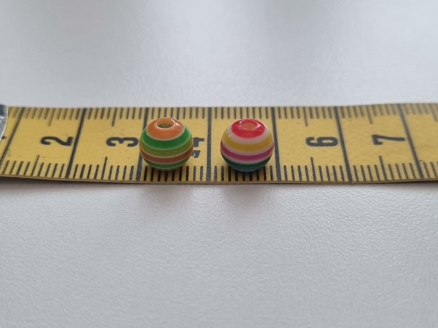 50 st pärlor i varierande vackra färger (8 mm)