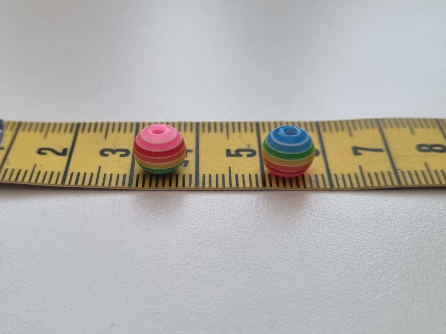 50 st pärlor i varierande vackra färger (8 mm)