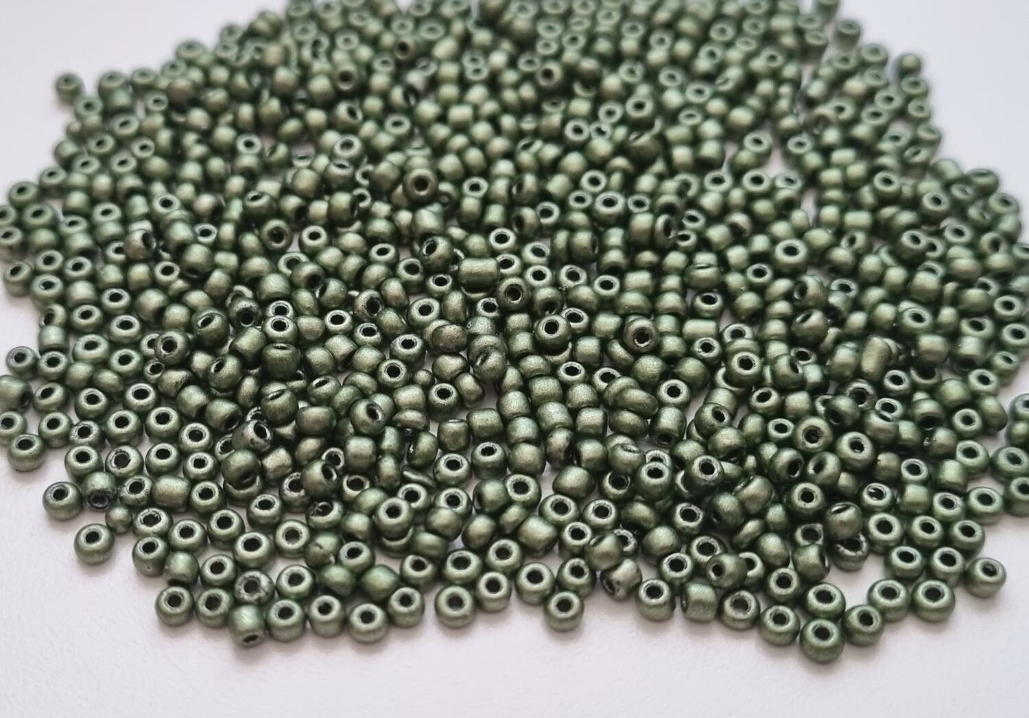 1000 små pärlor, fröpärlor, glaspärlor (2 mm) - Gröna