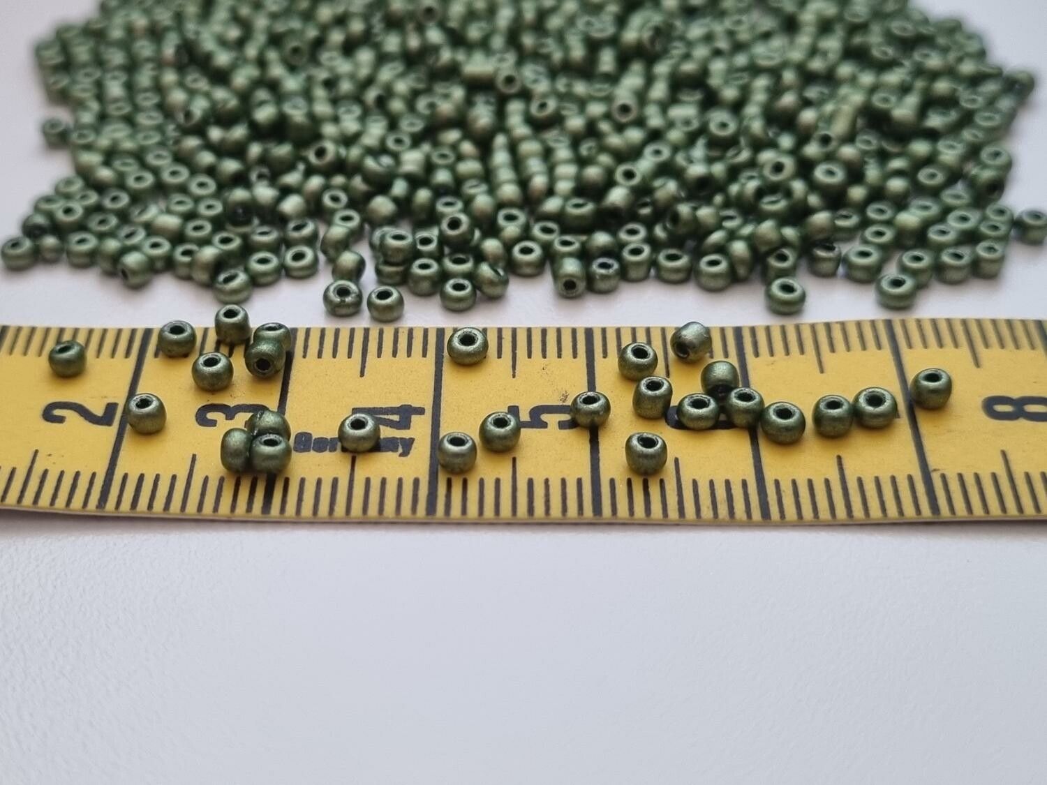 1000 små pärlor, fröpärlor, glaspärlor (2 mm) - Gröna