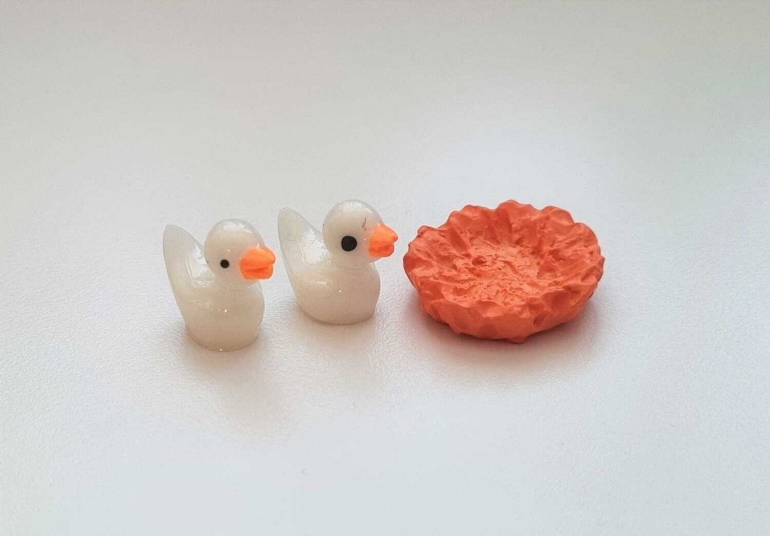 3 st miniatyrer / figuriner för dockskåpet, tittskåp mm (ankor och näste)