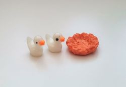 3 st miniatyrer / figuriner för dockskåpet, tittskåp mm (ankor och näste)