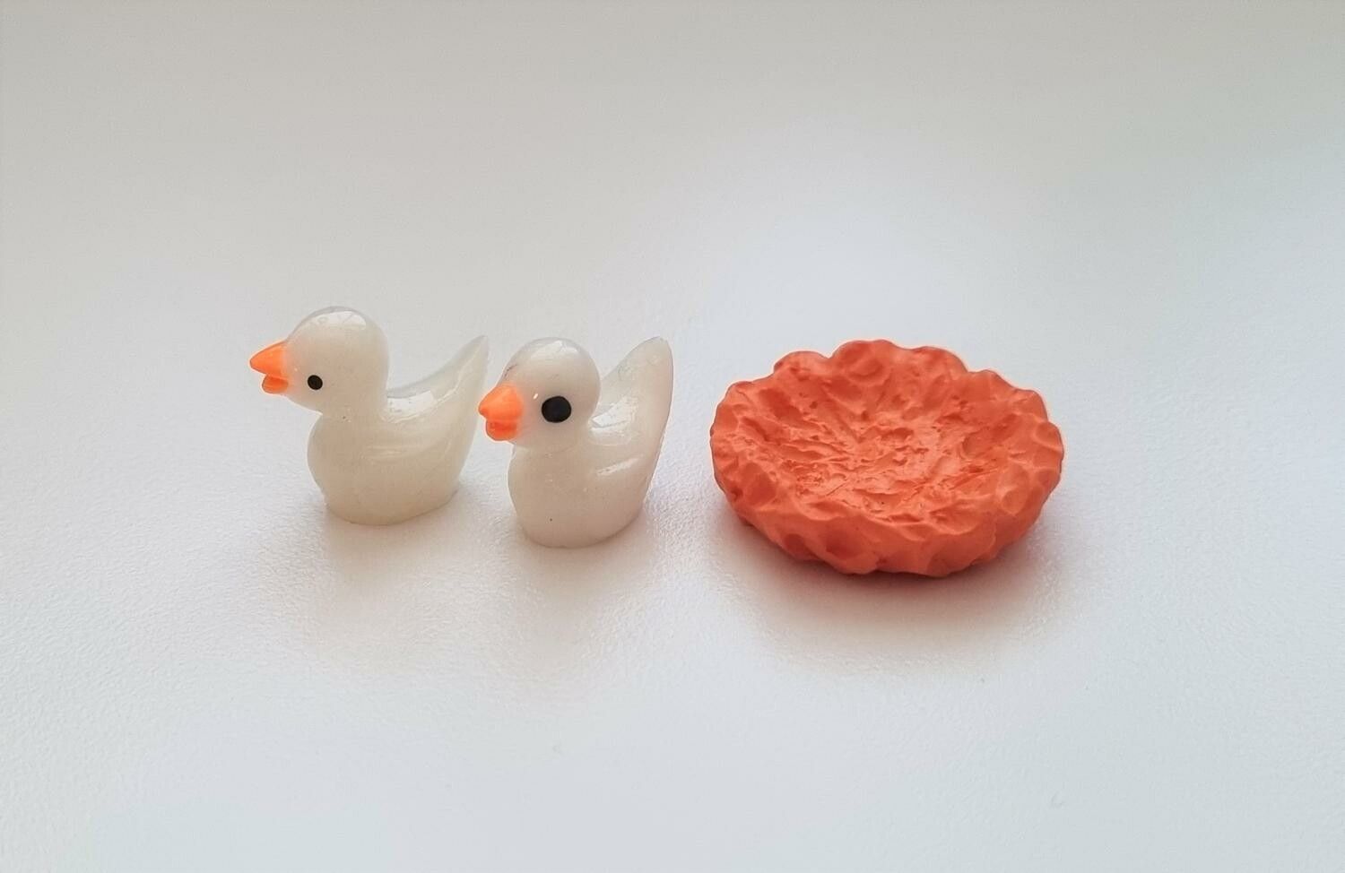3 st miniatyrer / figuriner för dockskåpet, tittskåp mm (ankor och näste)