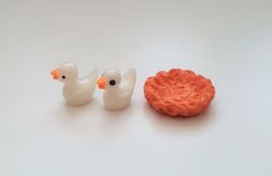 3 st miniatyrer / figuriner för dockskåpet, tittskåp mm (ankor och näste)