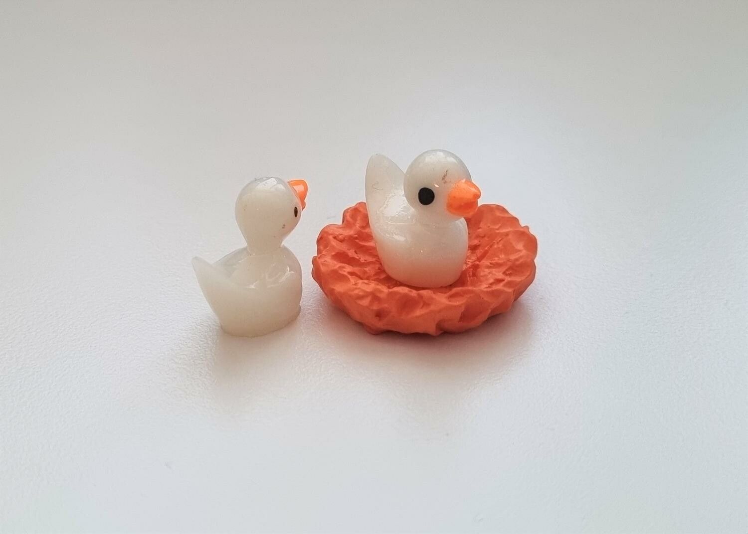 3 st miniatyrer / figuriner för dockskåpet, tittskåp mm (ankor och näste)