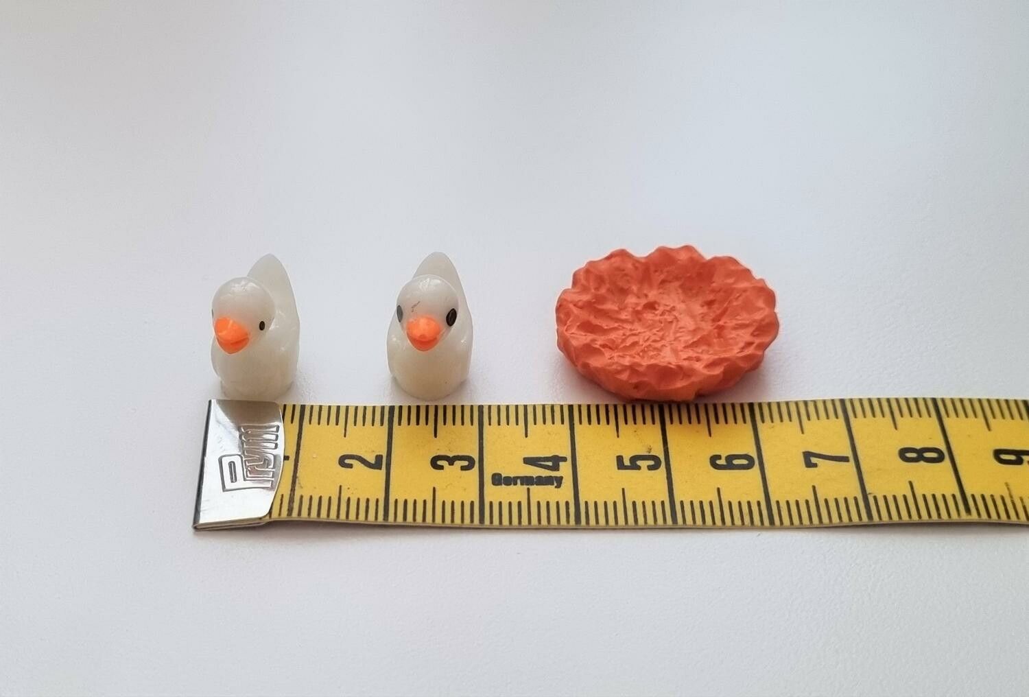 3 st miniatyrer / figuriner för dockskåpet, tittskåp mm (ankor och näste)