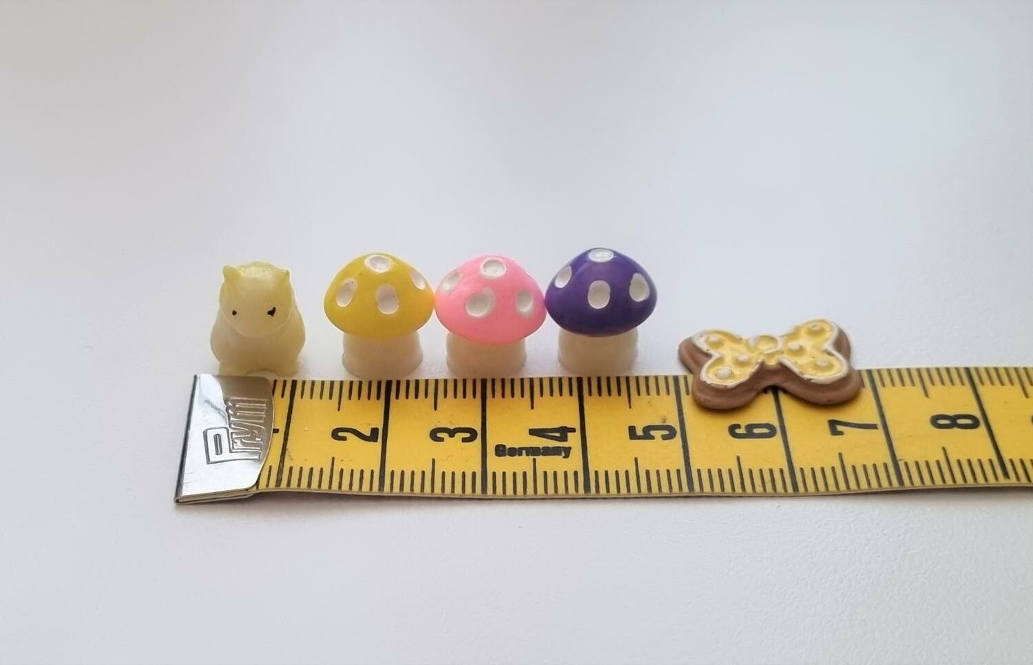 5 st miniatyrer / figuriner för dockskåpet, tittskåp mm