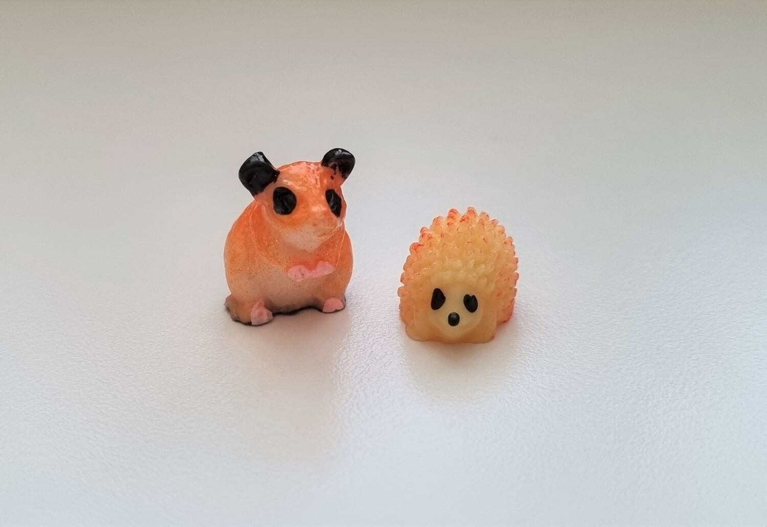 2 st små miniatyrer / figuriner för dockskåpet, tittskåp mm (igelkott + gnagare)
