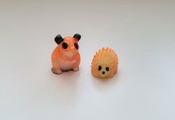 2 st små miniatyrer / figuriner för dockskåpet, tittskåp mm (igelkott + gnagare)