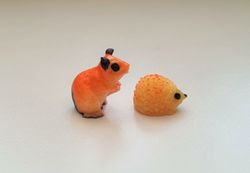 2 st små miniatyrer / figuriner för dockskåpet, tittskåp mm (igelkott + gnagare)
