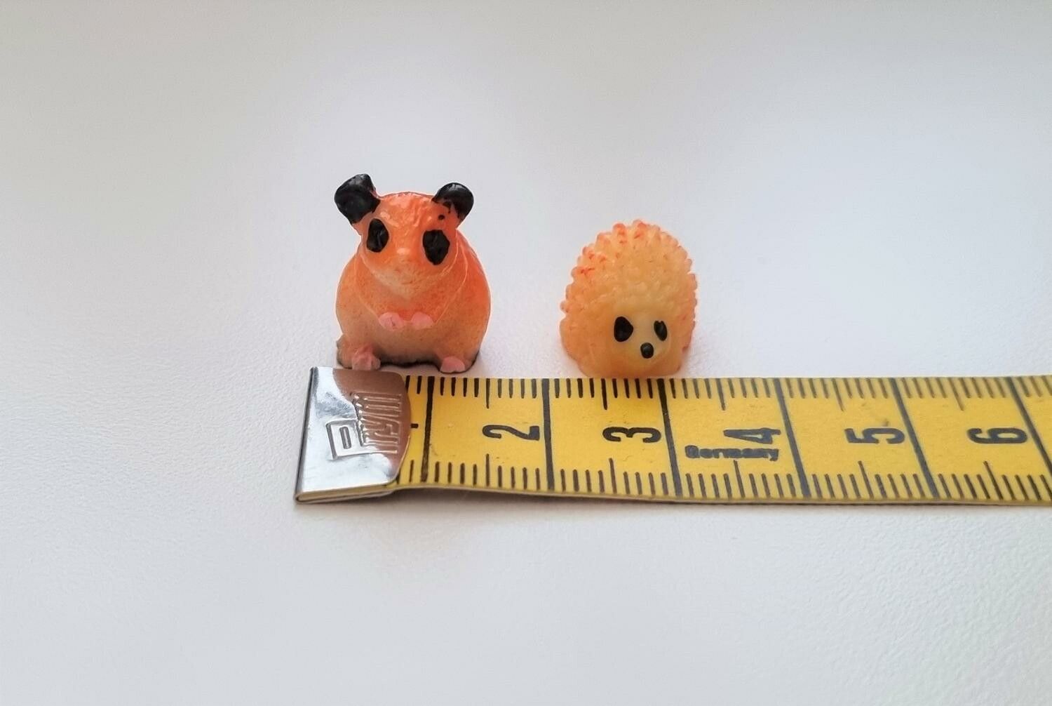 2 st små miniatyrer / figuriner för dockskåpet, tittskåp mm (igelkott + gnagare)