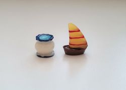 2 st små miniatyrer / figuriner för dockskåpet, tittskåp mm (kruka och segelbåt)