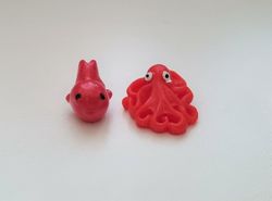 2 st små miniatyrer / figuriner för dockskåpet, tittskåp mm (fisk och bläckfisk)