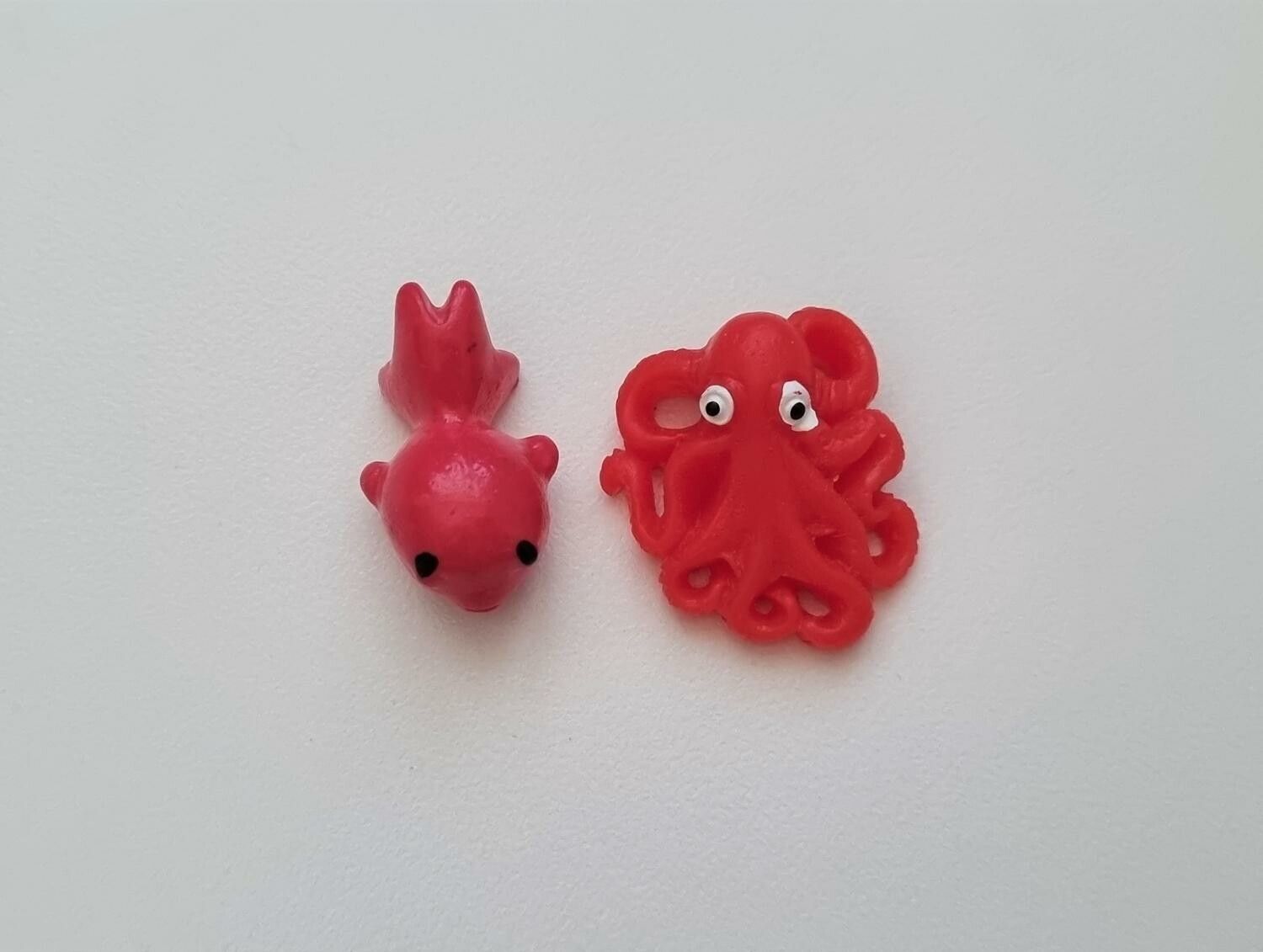 2 st små miniatyrer / figuriner för dockskåpet, tittskåp mm (fisk och bläckfisk)