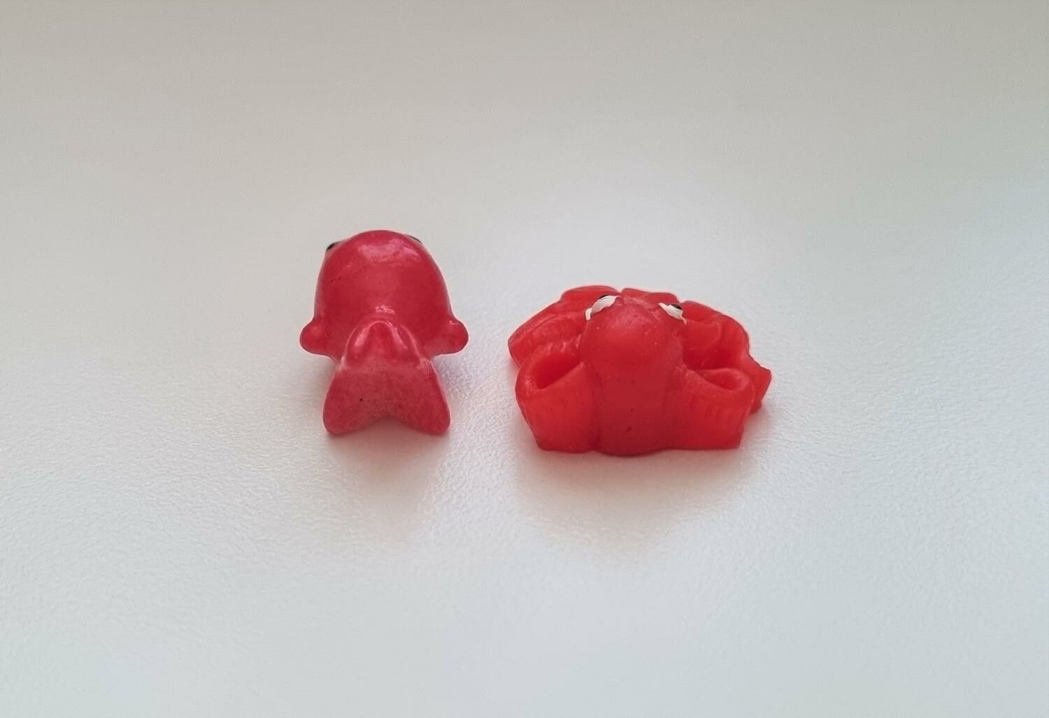 2 st små miniatyrer / figuriner för dockskåpet, tittskåp mm (fisk och bläckfisk)