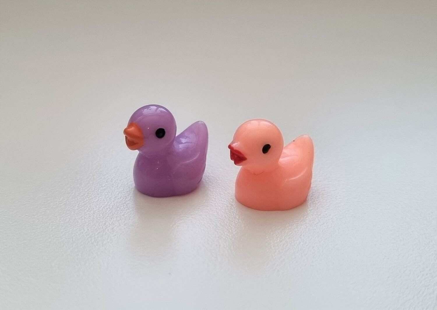 2 st små ankor. Miniatyrer / figuriner för dockskåpet, tittskåp mm