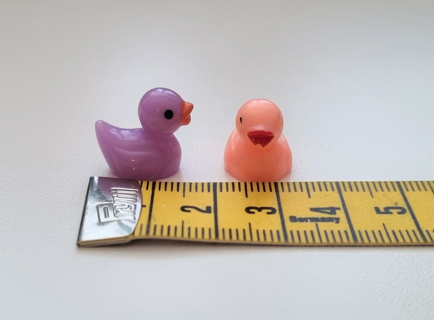 2 st små ankor. Miniatyrer / figuriner för dockskåpet, tittskåp mm