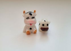 2 st kossor. Miniatyrer / figuriner för dockskåpet, tittskåp mm