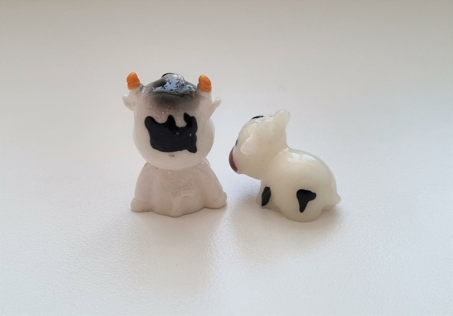 2 st kossor. Miniatyrer / figuriner för dockskåpet, tittskåp mm