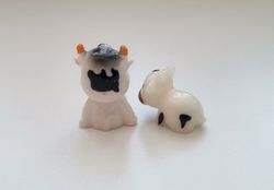 2 st kossor. Miniatyrer / figuriner för dockskåpet, tittskåp mm