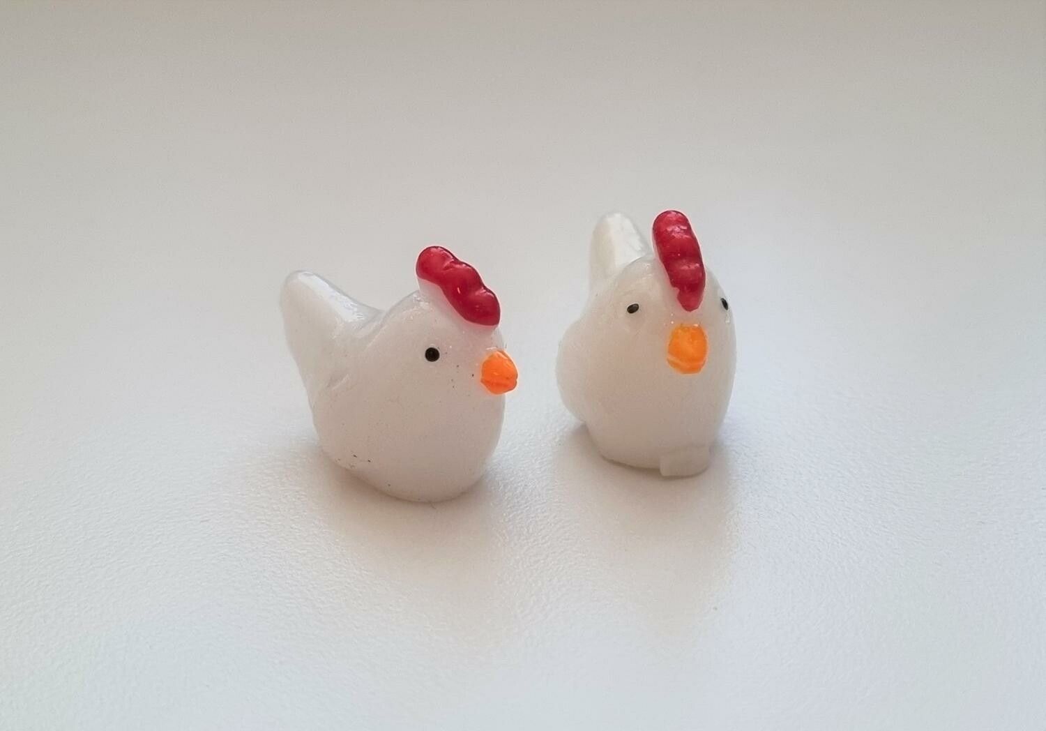 2 st Hönor. Miniatyrer / figuriner för dockskåpet, tittskåp mm