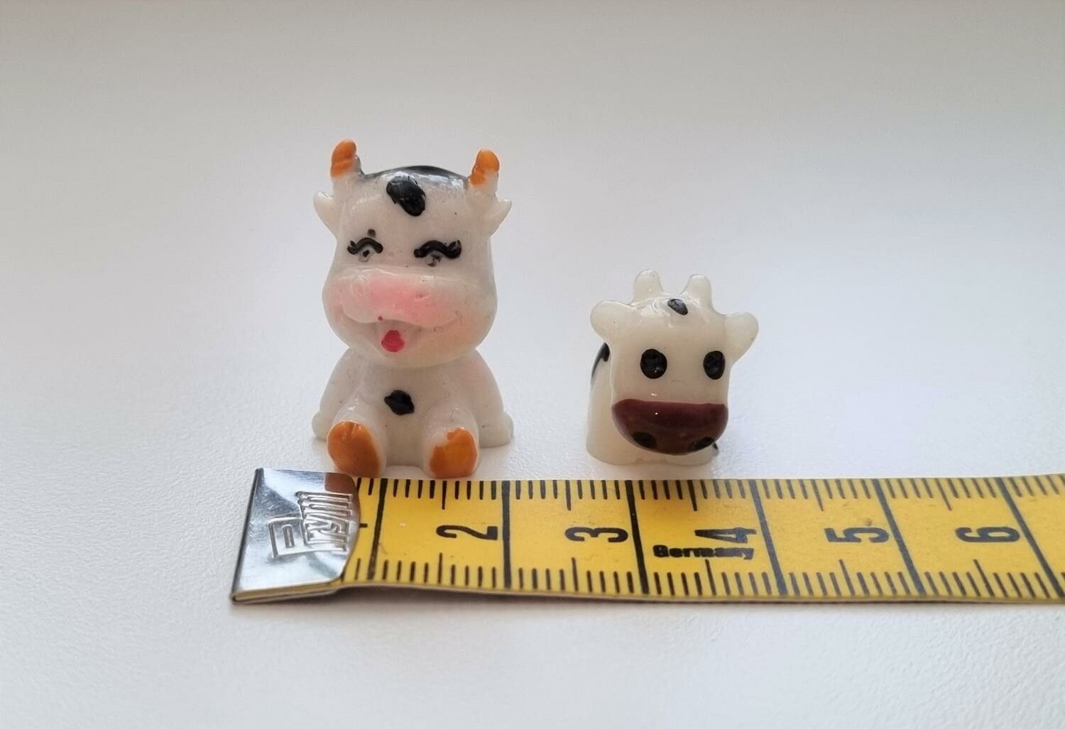 2 st kossor. Miniatyrer / figuriner för dockskåpet, tittskåp mm