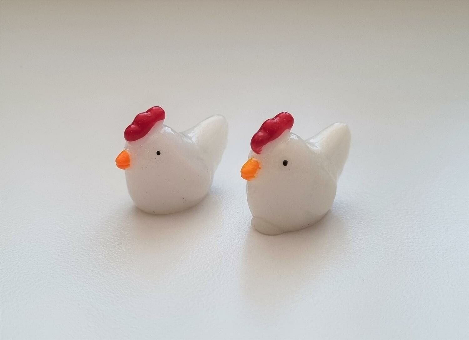 2 st Hönor. Miniatyrer / figuriner för dockskåpet, tittskåp mm