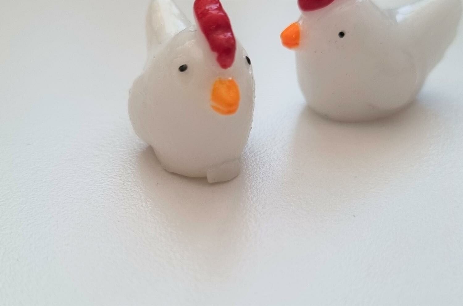 2 st Hönor. Miniatyrer / figuriner för dockskåpet, tittskåp mm