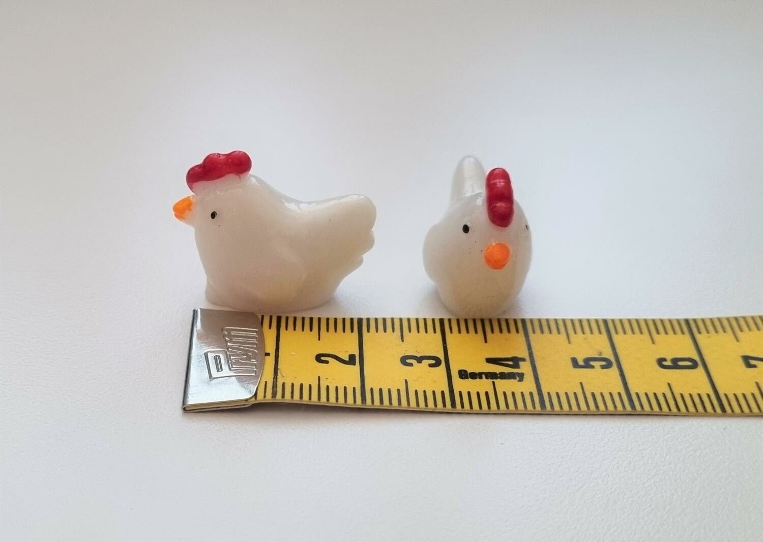 2 st Hönor. Miniatyrer / figuriner för dockskåpet, tittskåp mm